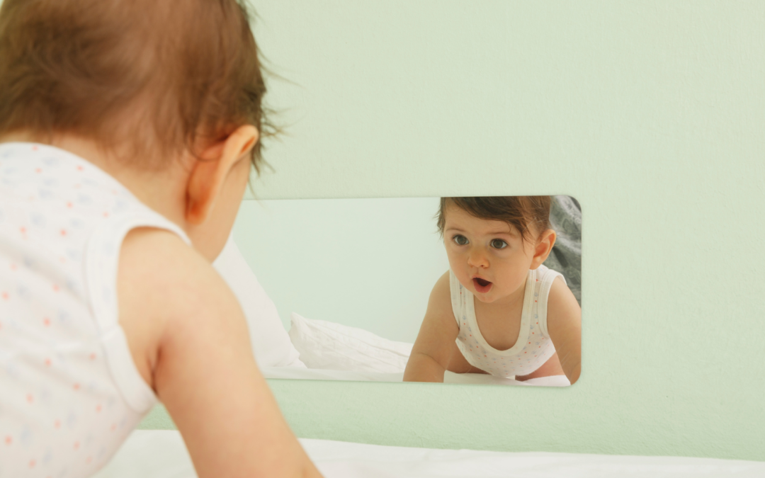 Les jeux de miroir avec les bébés et dans le milieu de la petite enfance