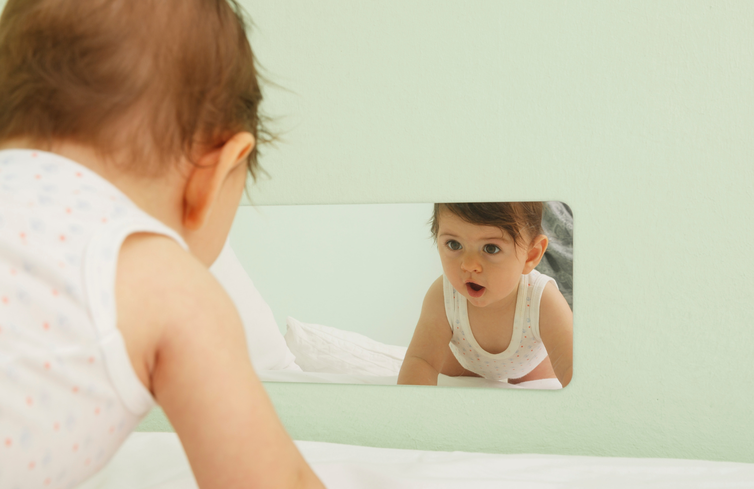 Les jeux de miroir avec les bébés et dans le milieu de la petite enfance