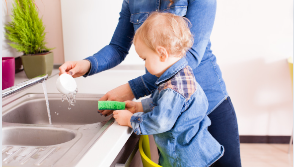 Comment faire participer vos enfants aux tâches quotidiennes