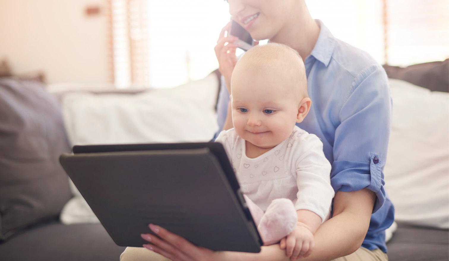 bébé qui regarde un écran, la maman est au téléphone