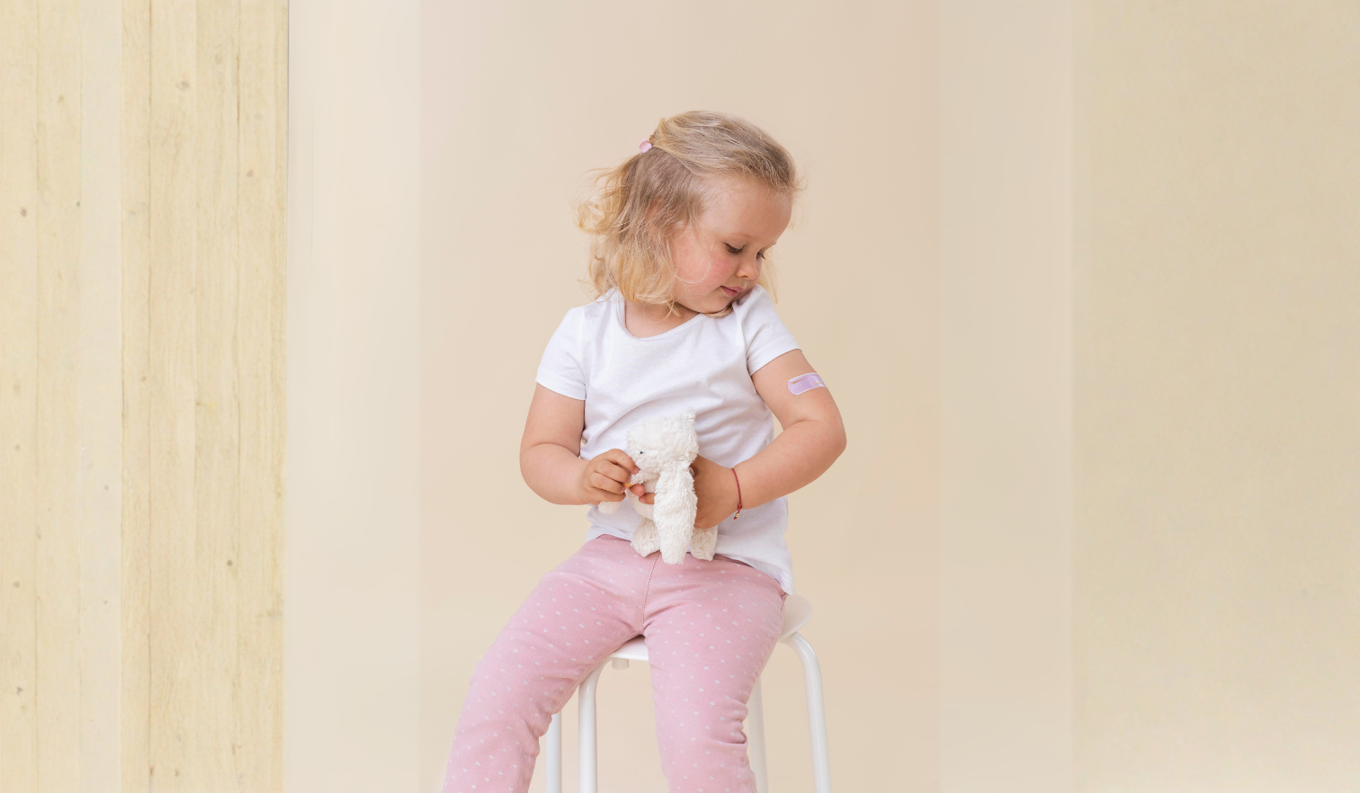 enfant avec un pansement sur le bras