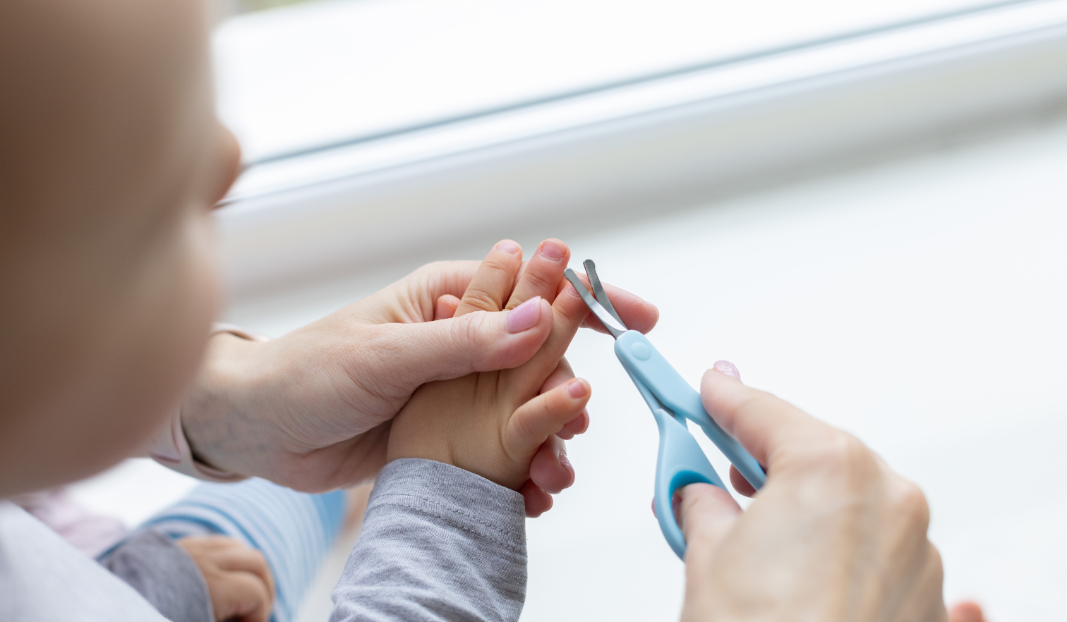 enfant à qui on lui coupe les ongles