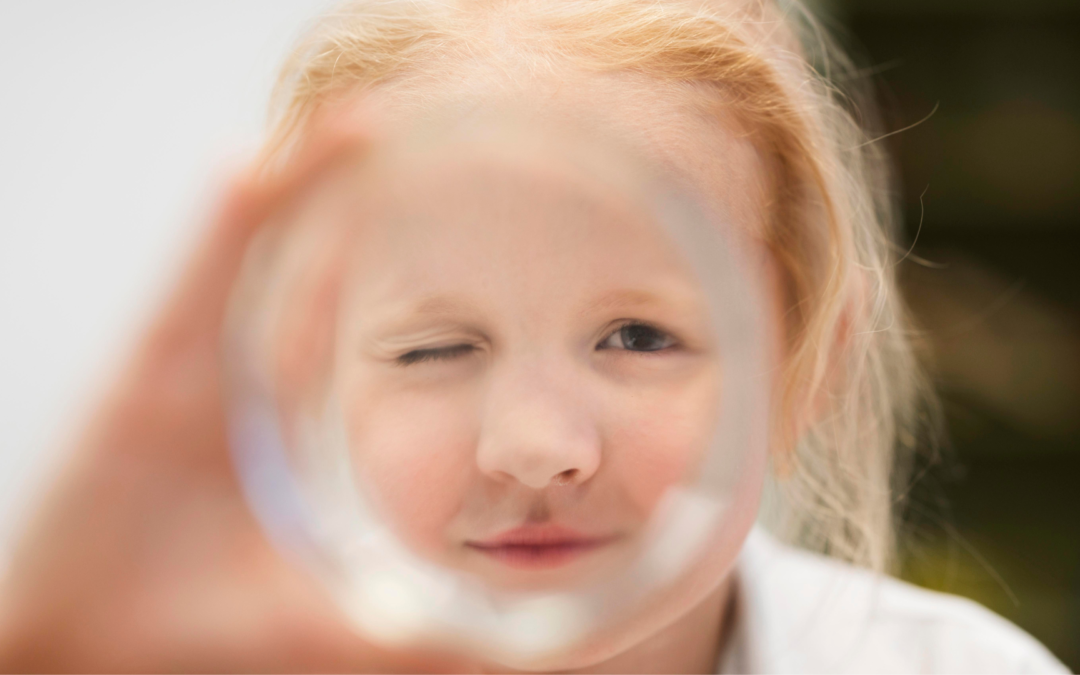 L’éveil des sens : comment nous stimulons la vue, le toucher, l’ouïe et l’odorat de vos enfants