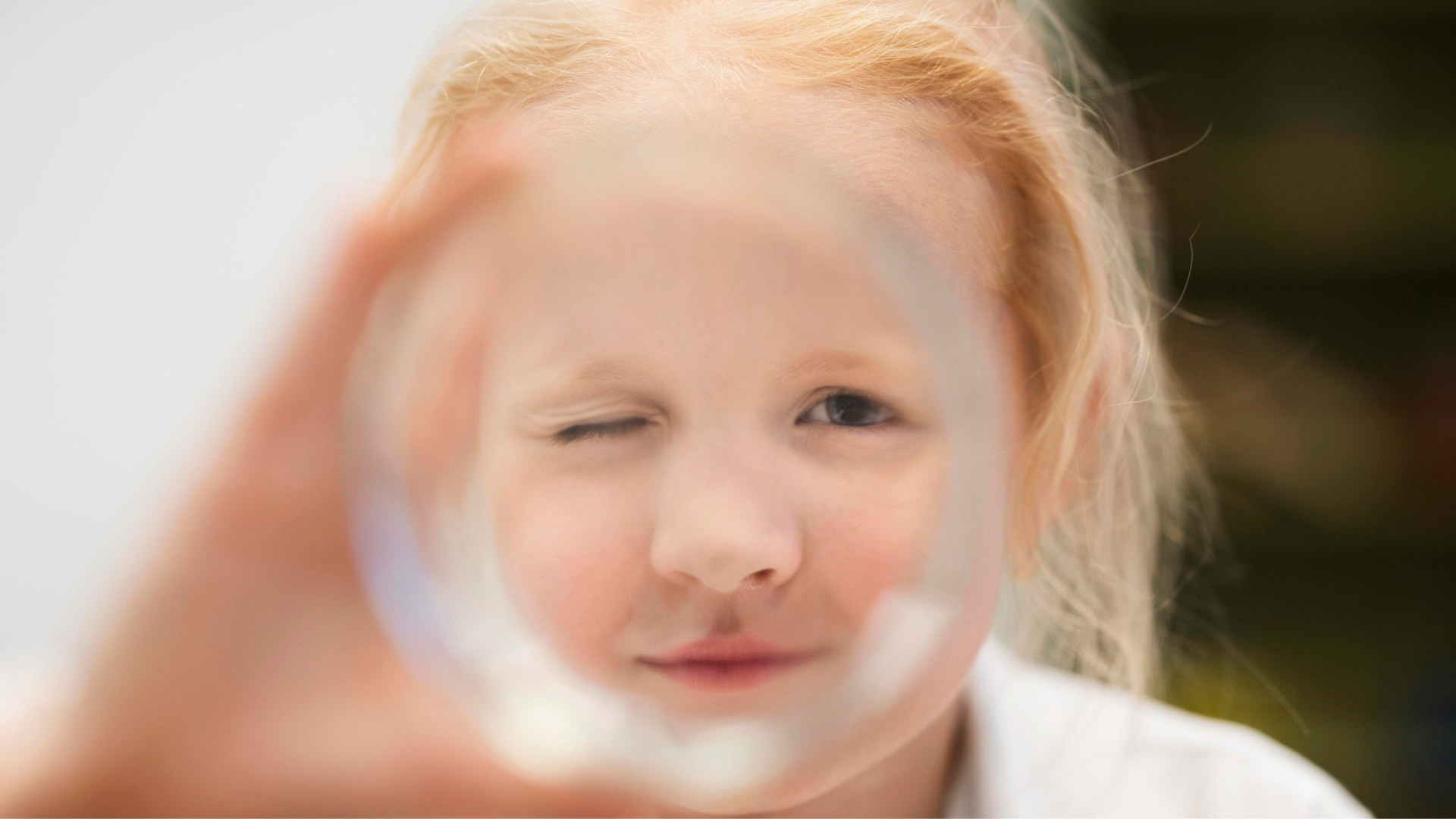 enfant qui regarde à travers le verre