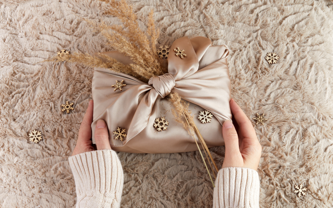 Le furoshiki : emballer les cadeaux avec du tissu pour un Noël plus responsable