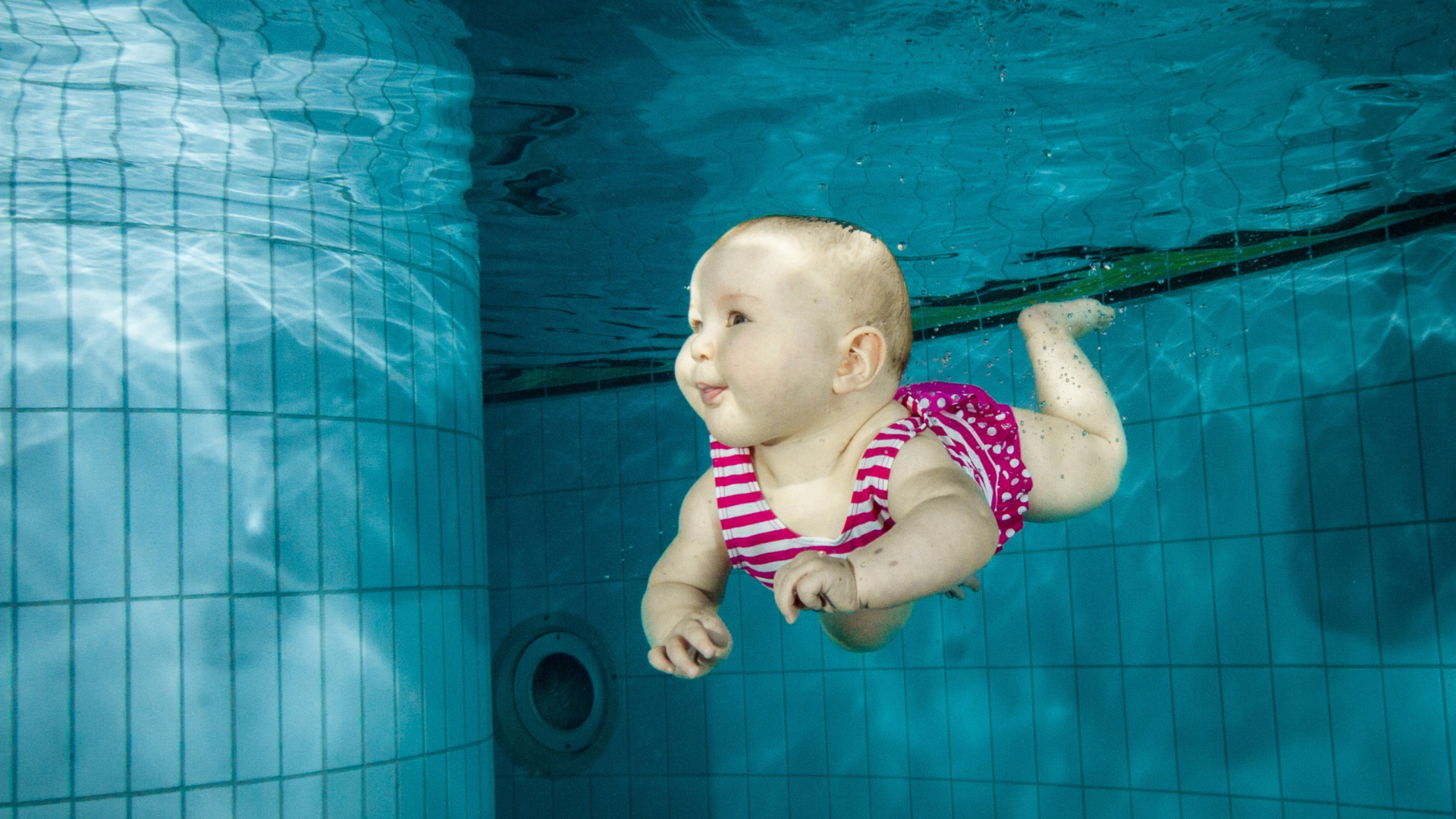 bébé qui nage sous l'eau